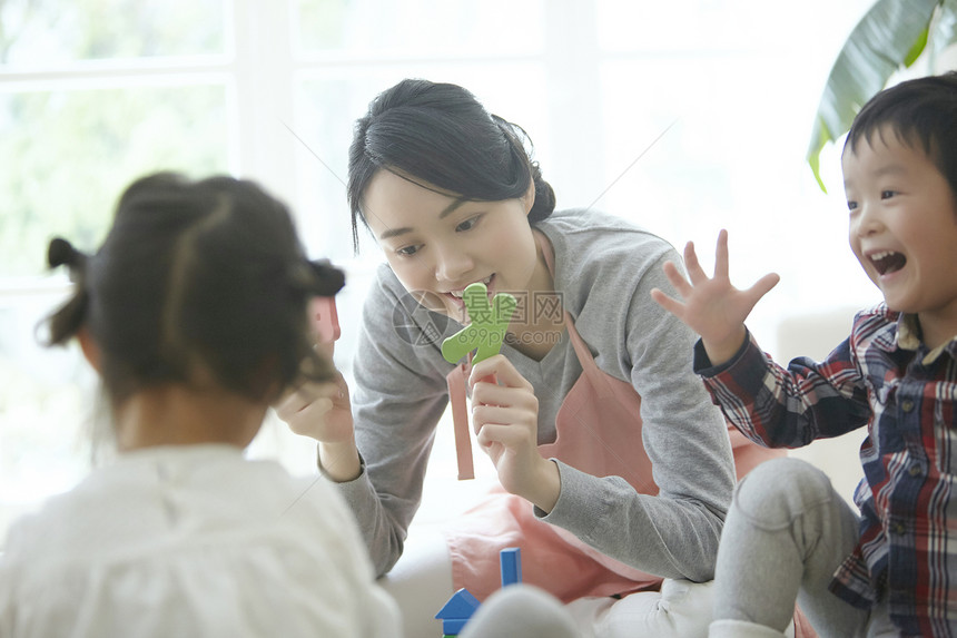 保育员在和孩子玩积木图片