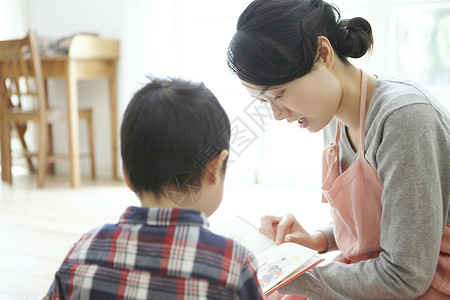 商务画册整套保育员在和孩子一起看书背景