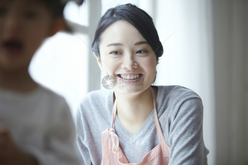 窗边宝宝日本人保姆和孩子图片