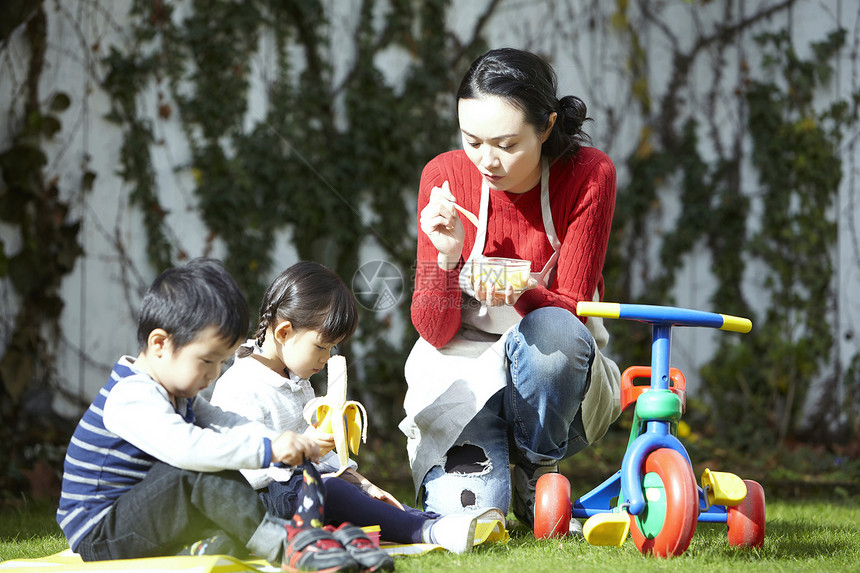 围裙男孩们女保姆花园游戏图片