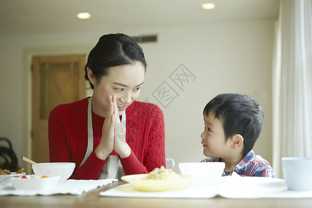 保姆在照顾孩子吃饭图片