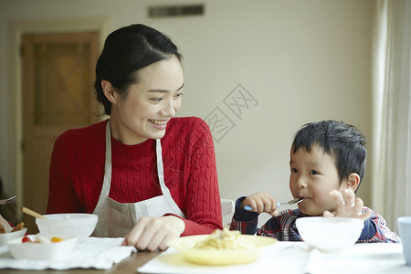 保姆在照顾孩子吃饭图片