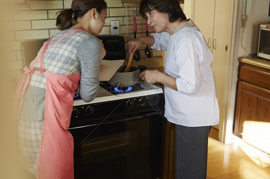 婆婆教媳妇下厨房做饭图片