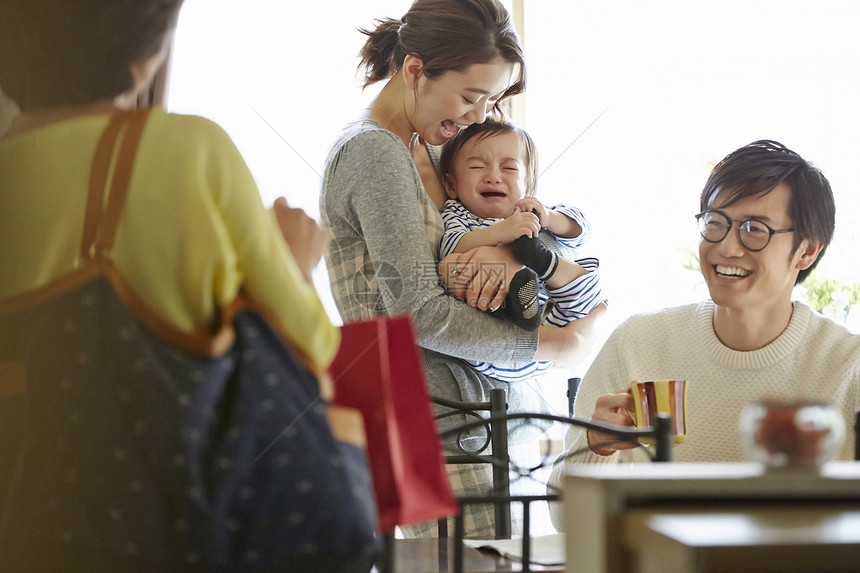 奶奶上门来看孙子图片