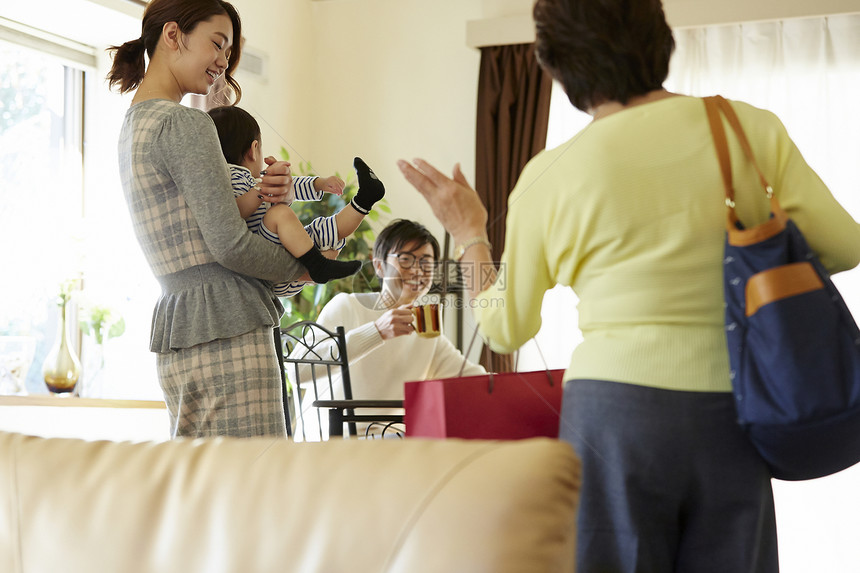 丈夫在调解婆媳矛盾图片