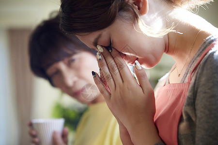 婆婆看着儿媳哭泣背景图片