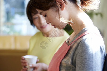 婆婆和儿媳说话图片