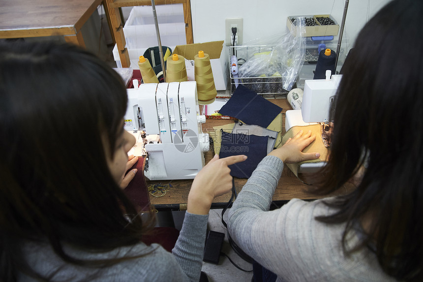 正在手作店里学习制作皮包的学员图片