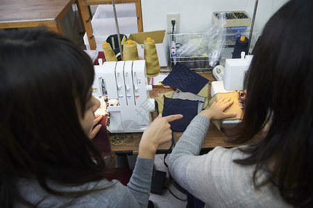 正在手作店里学习制作皮包的学员女人高清图片素材