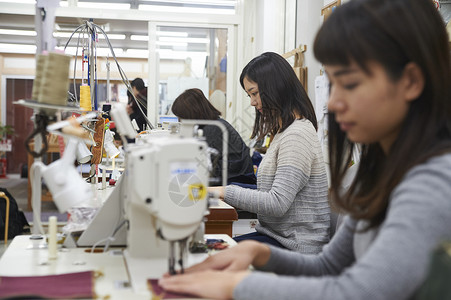 在制作手提包的女缝纫工女性高清图片素材