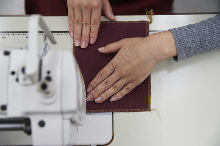 在制作手提包的女缝纫工室内高清图片素材