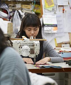 在制作手提包的女缝纫工女生高清图片素材