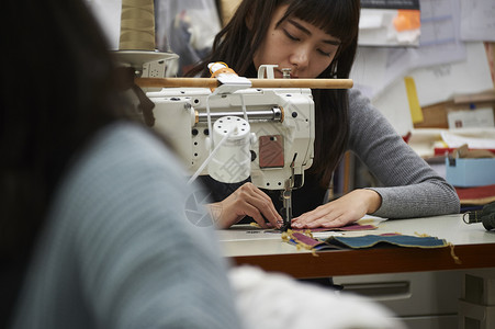 在制作手提包的女缝纫工职业高清图片素材