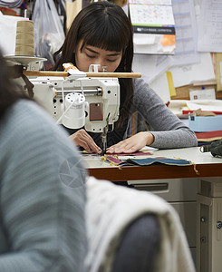 在制作手提包的女缝纫工裁剪式样高清图片素材