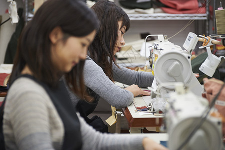 在制作手提包的女缝纫工双人高清图片素材