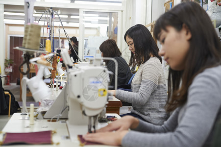 在制作手提包的女缝纫工漂亮高清图片素材