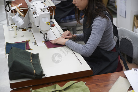 在制作手提包的女缝纫工女生高清图片素材