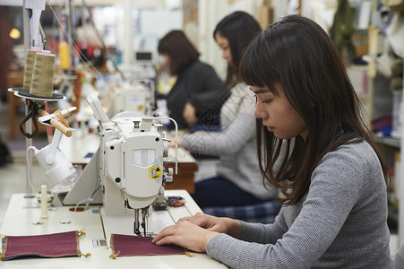 在制作手提包的女缝纫工针线活高清图片素材