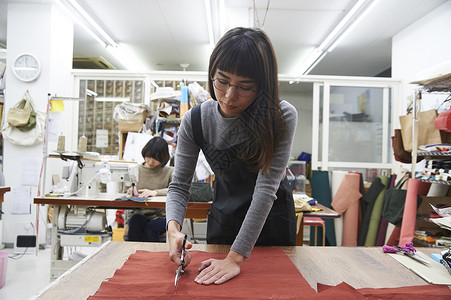 在制作手提包的女缝纫工高清图片