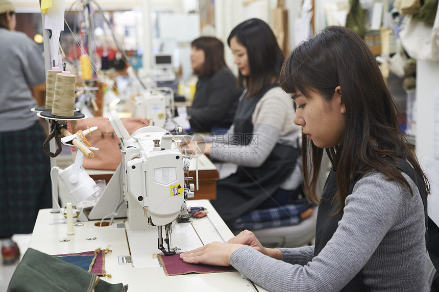 在制作手提包的女缝纫工图片