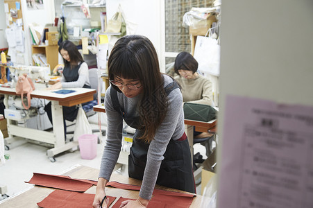 在制作手提包的女缝纫工孤独的高清图片素材