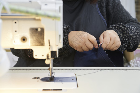 在制作手提包的女缝纫工职业高清图片素材