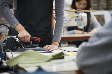 在制作手提包的女缝纫工女性高清图片素材