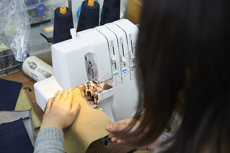在制作手提包的女缝纫工广岛县高清图片素材