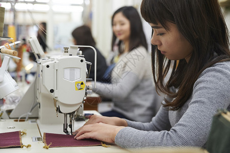 在制作手提包的女缝纫工青春高清图片素材