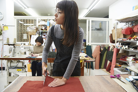 在制作手提包的女缝纫工面料高清图片素材