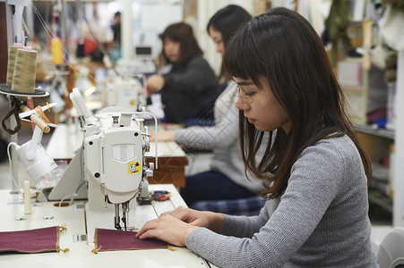 快在制作手提包的女缝纫工织物高清图片素材