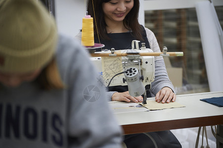 在制作手提包的女缝纫工工人高清图片素材