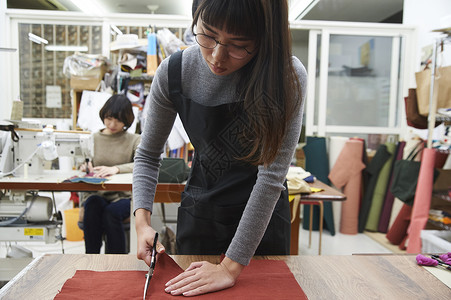 在制作手提包的女缝纫工手提袋高清图片素材