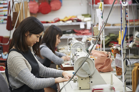 工厂里年轻的缝纫工女性高清图片素材