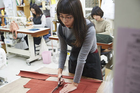 正在剪裁布料的女工人眼镜女高清图片素材