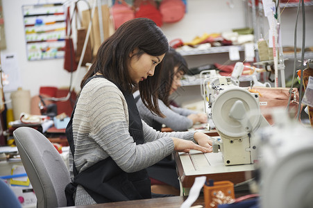 手作店里的员工正在缝制皮包广岛县高清图片素材