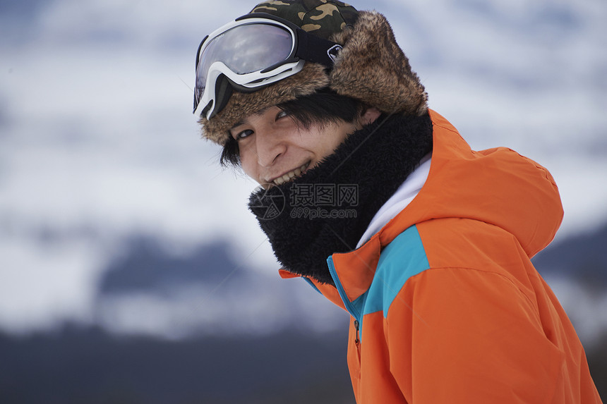 参加俱乐部滑雪活动的男人看着镜头微笑图片