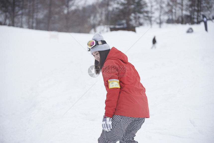 参加俱乐部滑雪活动的女人在雪地练习·图片