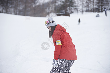 参加俱乐部滑雪活动的女人在雪地练习·图片