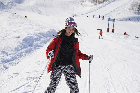 雪山上滑行的年轻女性图片