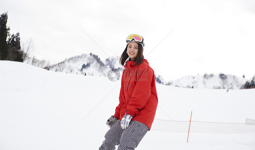 滑雪胜地微笑的女青年肖像图片