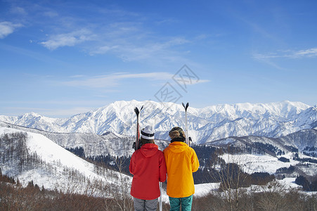 滑雪胜地拿着这滑雪板的年轻人背影图片
