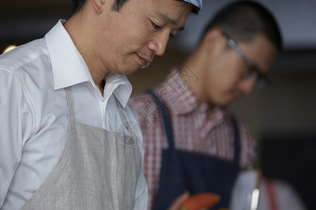 成人男性烹饪班图片