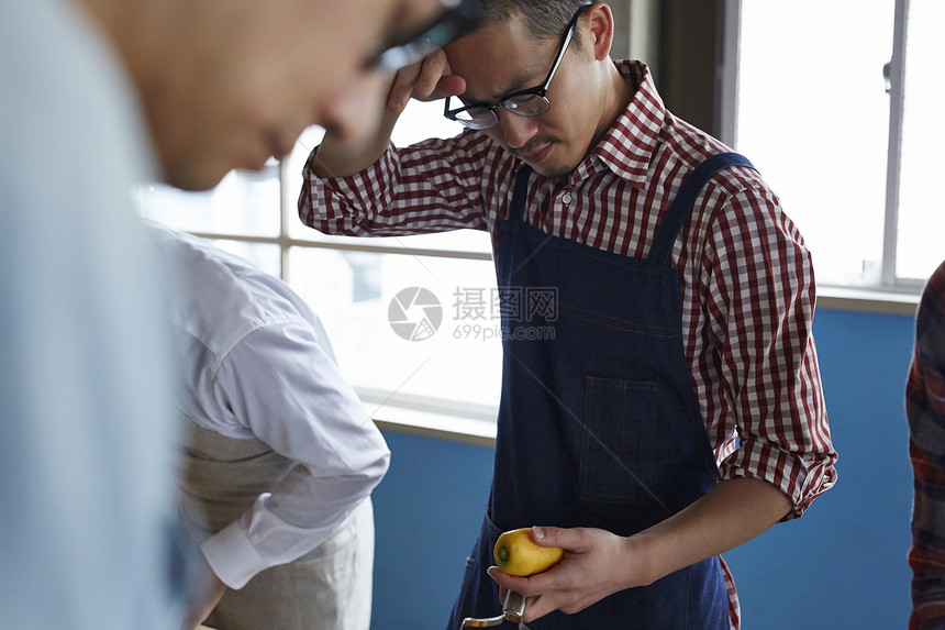 烹饪课堂上课的学员图片