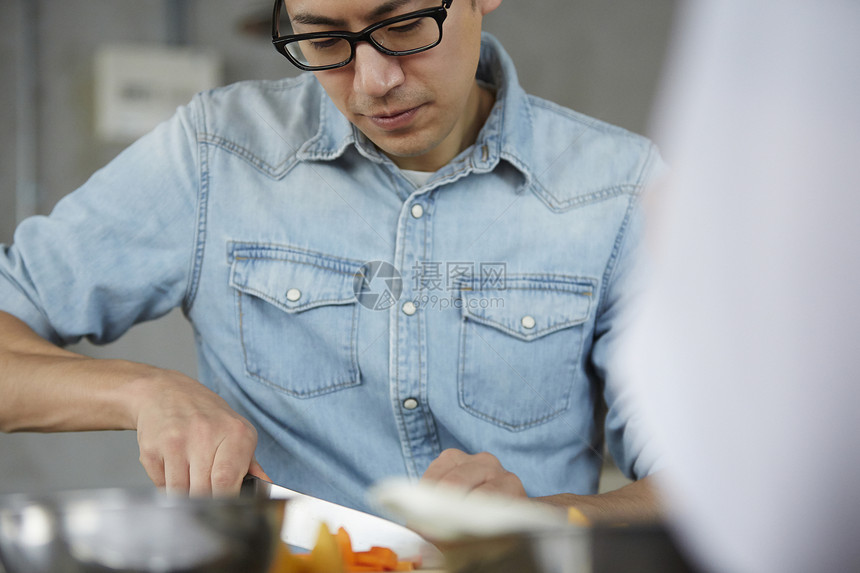 在学习烹饪的烹饪班成员图片