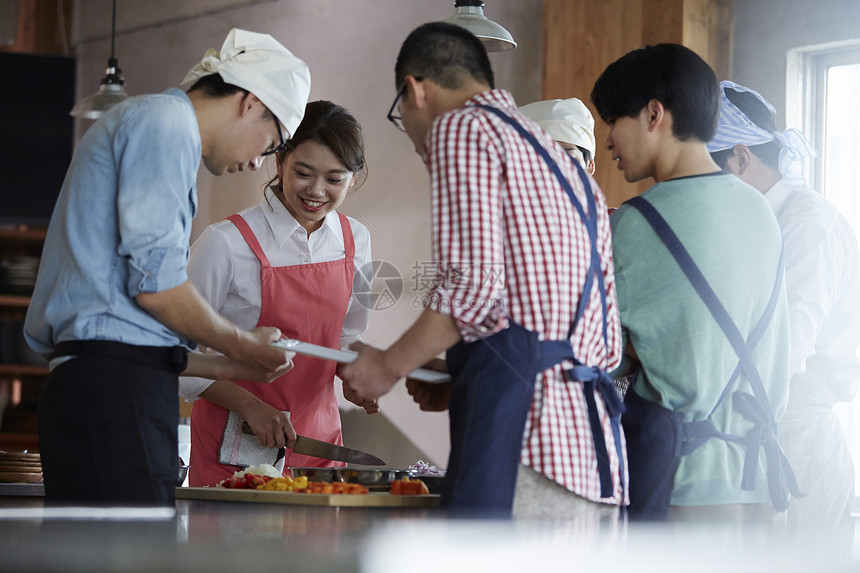 在学习烹饪的烹饪班成员图片