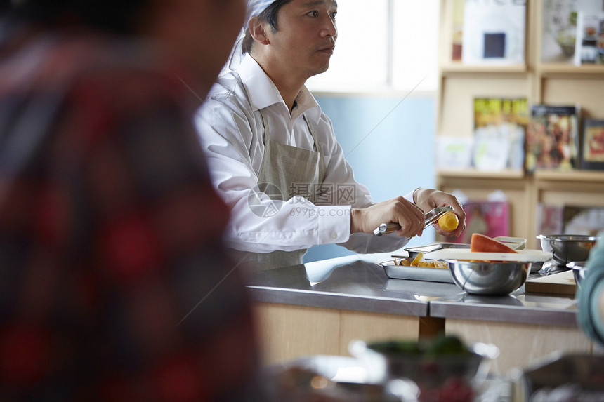 在学习烹饪的烹饪班成员图片