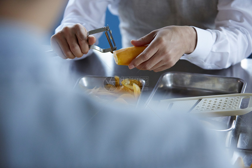 在学习烹饪的烹饪班成员图片