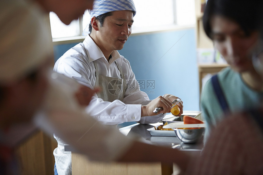 在学习烹饪的烹饪班成员图片