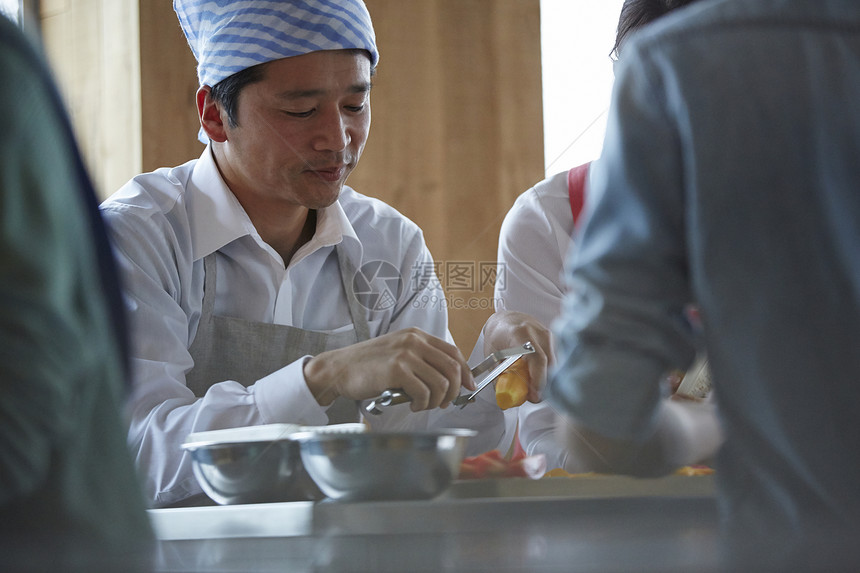 在学习烹饪的烹饪班成员图片